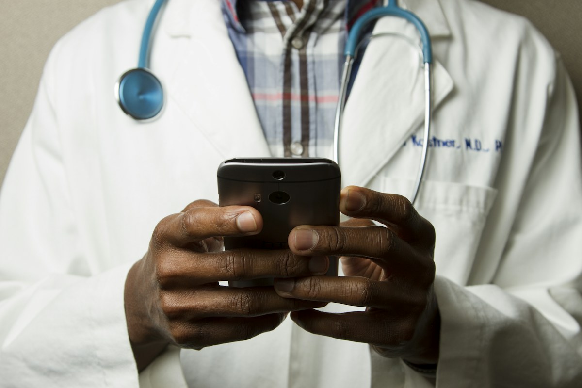 Un médico revisando información clínica con atención.